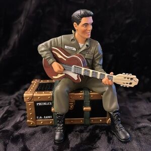 Carlton Cards Heirloom Collection “Elvis” singing “I’ll Be Home For Christmas”